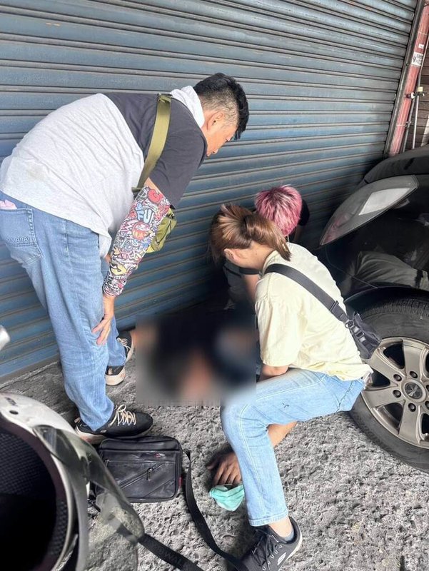 高雄警方9日上午追緝涉恐嚇的潘姓男子時,潘男突持槍闖入一間工廠,並恐嚇司機劫車逃逸,警方循線攔車,將潘男逮捕到案依法送辦。(高市鳳山警分局提供)中央社記者洪學廣傳真 114年5月9日