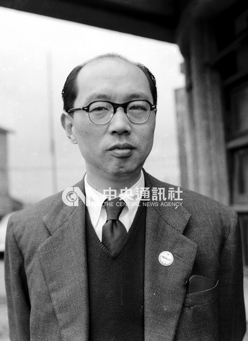 嚴家淦在擔任台灣省財政處處長時,主導民國38年6月15日正式發行新台幣,被尊為「新台幣之父」。圖為他擔任財政部長時留影。中央社記者秦凱攝 40年4月11日