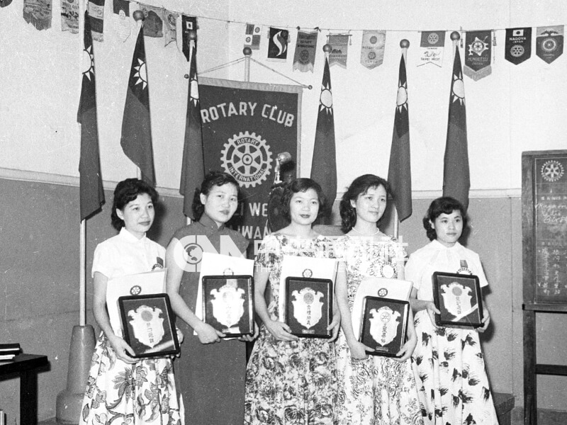 獲獎公司的接線生合影。中央社記者蘇培基攝 46年5月11日
