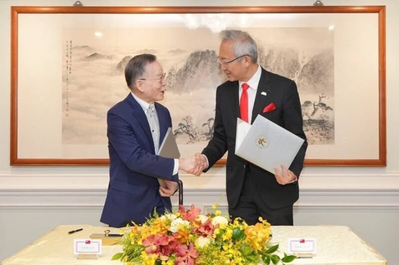 外交部政務次長吳志中(右)7日與台灣永續能源研究基金會董事長簡又新(左)共同簽署合作備忘錄。(外交部提供)中央社記者吳書緯傳真 114年5月9日