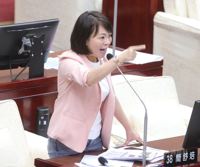 國民黨主席朱立倫以希特勒比喻總統賴清德引議。民進黨台北市議員簡舒培(圖)9日質詢市長蔣萬安此事,兩人一來一往,5分鐘質詢時間結束時,議長戴錫欽出聲提醒,仍止不住雙方針鋒相對。中央社記者謝佳璋攝 114年5月9日