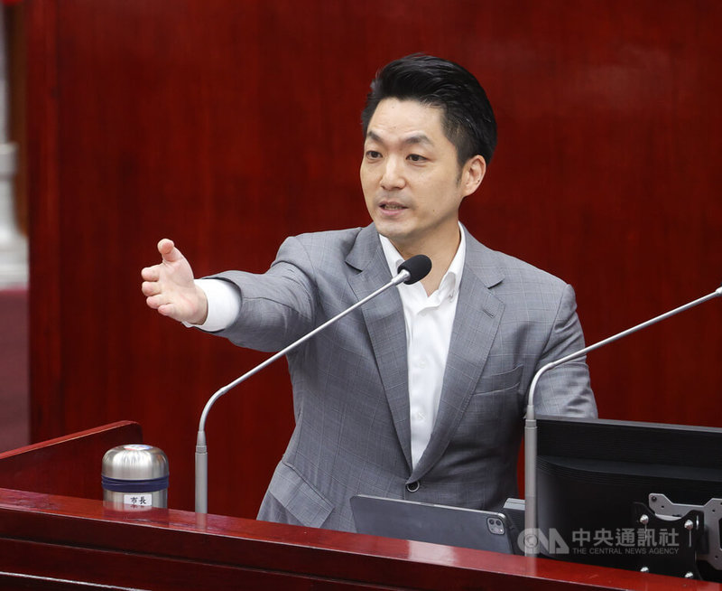 國民黨主席朱立倫以希特勒比喻總統賴清德,引德國在台協會及多國駐台機構關切。台北市長蔣萬安(圖)9日面對民進黨市議員簡舒培質詢此事時,兩人一來一往,質詢時間結束仍在議場內互嗆。中央社記者謝佳璋攝 114年5月9日