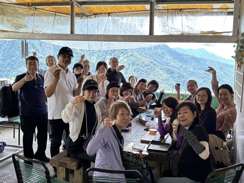 高雄市六龜區、桃源區為台灣原生山茶產區,其獨特的野香甘醇,吸引由日本人池谷直人創辦的「香港茶倶樂部」前來參訪,體驗傳統製茶流程、認識製茶技術並參觀地方特色景點。(茂林國家風景管理處提供)中央社記者張已亷傳真 114年5月10日