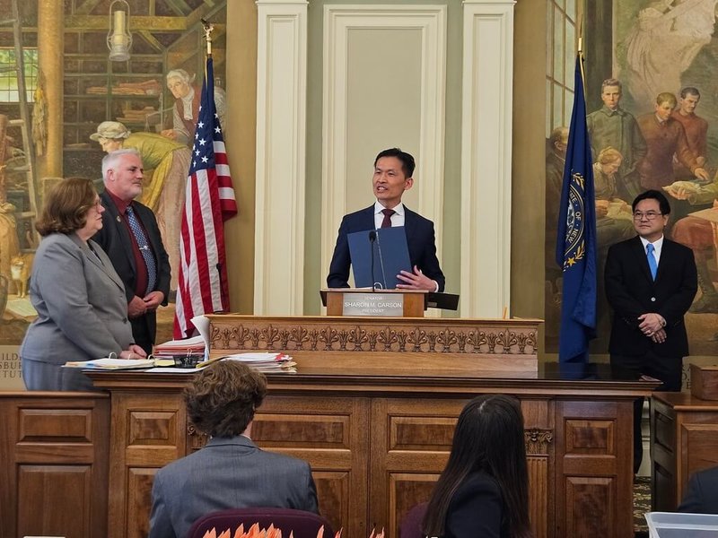 美國新罕布什爾州參議院首度連署聲明挺台,駐波士頓辦事處長廖朝宏出席致意。(駐波士頓辦事處提供)中央社記者廖漢原紐約傳真 114年5月10日