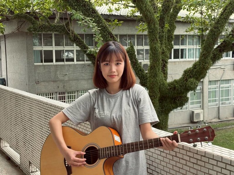 台東專科學校高職部學生郭佩璇透過繁星錄取國立高雄科技大學土木工程系,細膩的雙手不僅彈吉他,還能製圖、砌磚。(台東專科學校提供)中央社記者盧太城台東傳真 114年5月10日