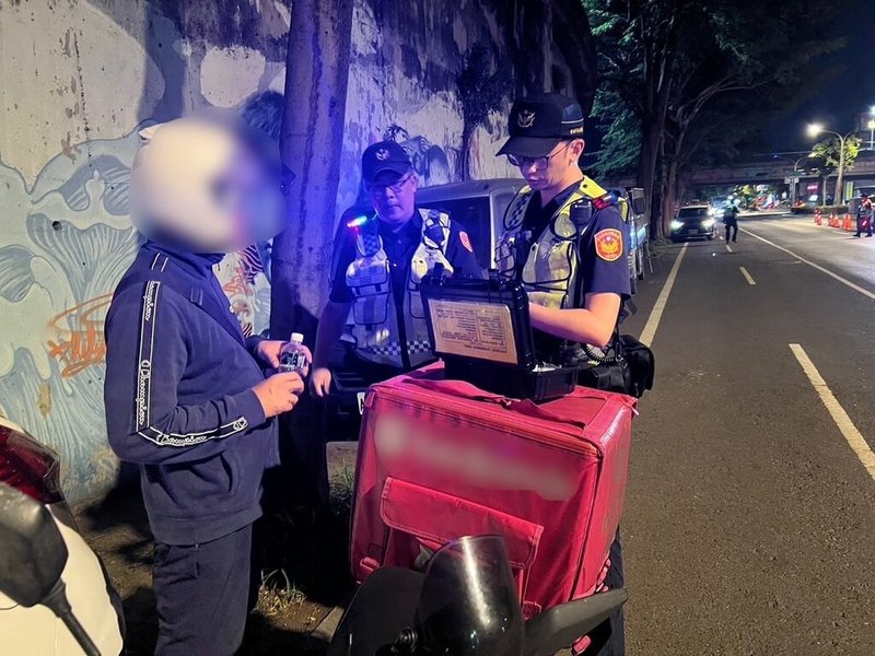 台南市吳姓男子9日深夜酒後騎車外送,途經北區北安橋下企圖闖越警方路檢點,仍被攔下查獲酒測值超標,當場吊扣車牌及禁駛處分。(台南市警局提供)中央社記者張榮祥台南傳真 114年5月10日