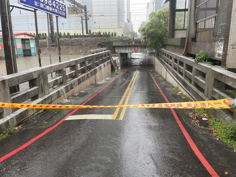 新竹縣政府消防局表示，10日上午雨勢造成新豐鄉、湖口鄉共3處積水約達30公分，立即派員到現場拉起封鎖線警戒。圖為湖口鄉新興路往工業區大同地下道積水情形。（新竹縣政府消防局提供）中央社記者魯鋼駿傳真 114年5月10日