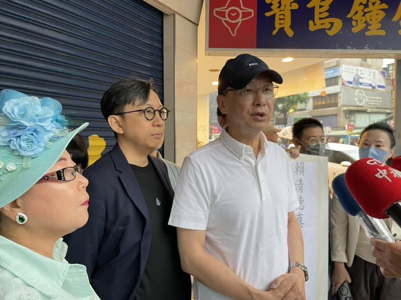 國民黨主席朱立倫(白衣者)10日表示,國民黨堅持還假於民,也會全力推動攸關「還錢於民」的特別條例草案。 (國民黨提供) 中央社記者王承中傳真 114年5月10日