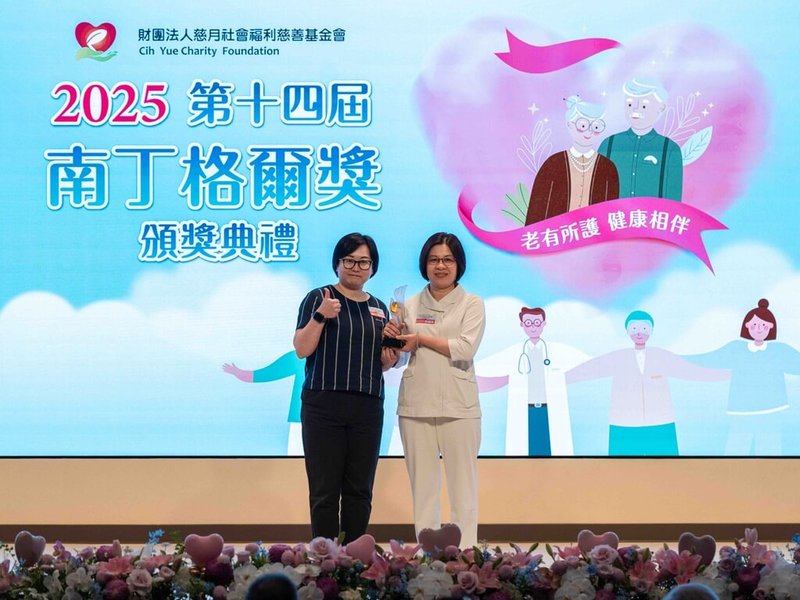 高醫靜脈營養醫療小組護理師孫麗珠(右)多年來深入參與居家靜脈營養照護,榮獲2025第14屆慈月基金會「南丁格爾獎–績優奉獻獎」。(高醫提供)中央社記者林巧璉傳真 114年5月10日