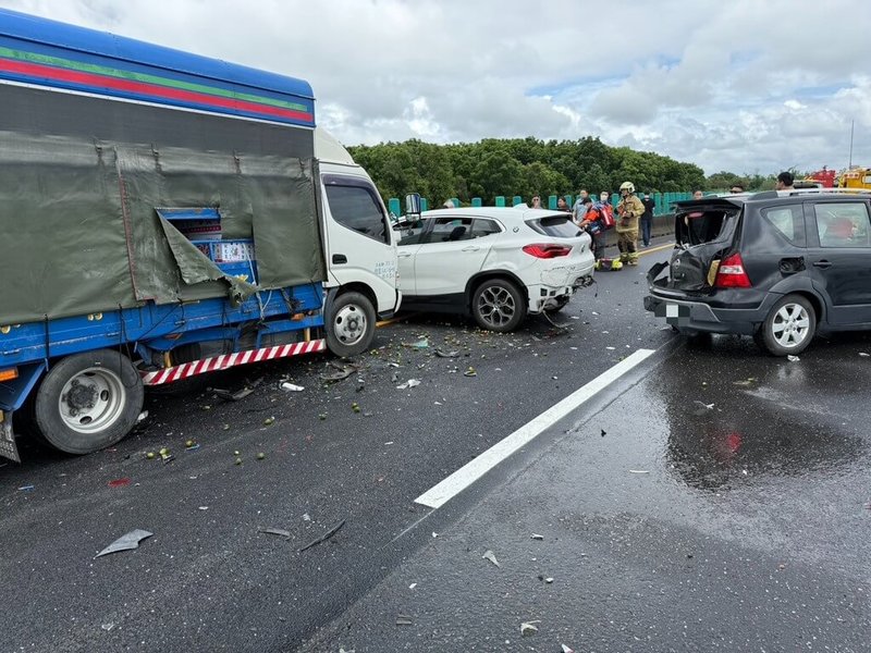 國道1號台南市仁德南下路段10日下午發生事故,疑似6車追撞造成母女3人受傷送醫,肇事原因有待調查釐清。(台南市消防局提供)中央社記者張榮祥台南傳真 114年5月10日