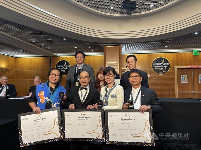 台灣紅藻蛋白、生命奇蹟、組合式防水模組包3作品也在9日頒發的第124屆巴黎國際發明展中奪下金牌,由駐法代表郝培芝(前右2)頒發。前左2為代表團顧問賴作松。中央社記者曾婷瑄巴黎攝 114年5月10日
