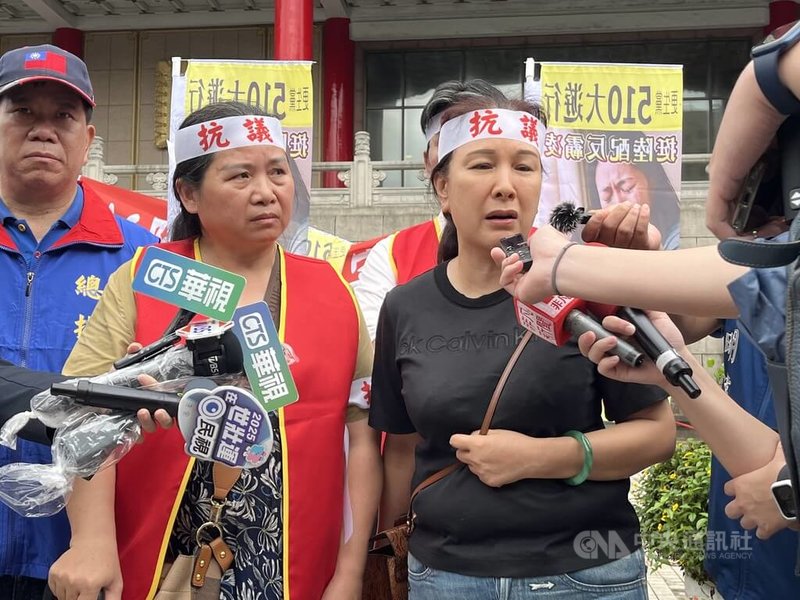 更生黨、新黨發起「挺陸配、反迫害」大遊行,號召民眾、團體上街頭,10日下午集結中正紀念堂周邊。陸配魏彩雲(左)、陸配朱芳誼(右)發聲。中央社記者李雅雯攝 114年5月10日