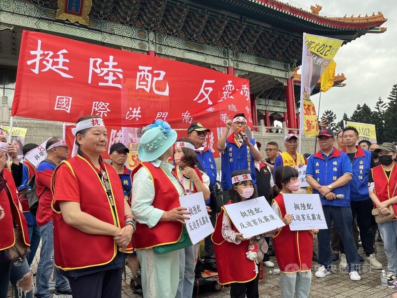 更生黨、新黨發起「挺陸配、反迫害」大遊行,號召民眾、團體上街頭,10日下午集結中正紀念堂周邊。新黨副秘書長游智彬(持麥克風者)於遊行隊伍出發前現場短講。中央社記者李雅雯攝 114年5月10日
