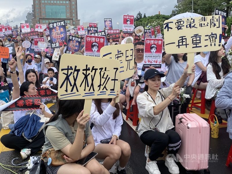 北市劉姓保母姊妹涉虐死1歲男童「剴剴」遭起訴,「剴剴網路媽媽群」10日下午在凱達格蘭大道舉辦「終結兒虐,陪你長大」護兒集會行動,有許多家長帶小孩身穿白衣、手持白菊花一同出席高舉「守護兒童」等手牌。中央社記者吳欣紜攝 114年5月10日