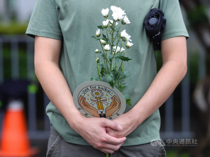 「終結兒虐.陪你長大」護兒集會行動10日下午在凱達格蘭大道登場,民眾手拿花朵到場聲援,響應活動訴求,呼籲兒虐零容忍,共同守護兒童安全。中央社記者謝佳璋攝 114年5月10日