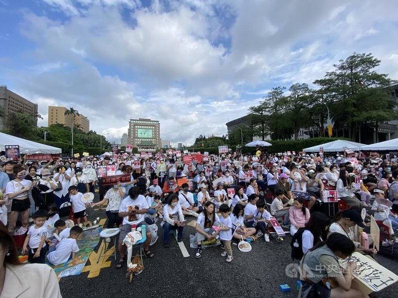 剴剴案震撼全台,10日母親節前夕,多名關心兒少權益的家長與公民自發串聯組成「剴剴網路媽媽群」,並在凱道舉辦「終結兒虐,陪你長大」護兒集會行動。中央社記者吳欣紜攝 114年5月10日
