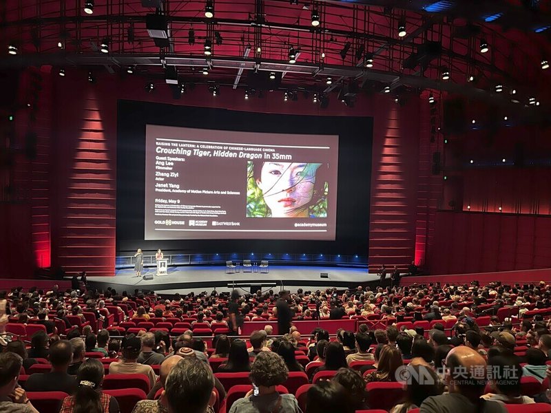 洛杉磯奧斯卡博物館9日放映台灣導演李安作品「臥虎藏龍」,李安與美國影藝學院主席楊燕子、影星章子怡出席座談。中央社記者林宏翰洛杉磯攝 114年5月10日
