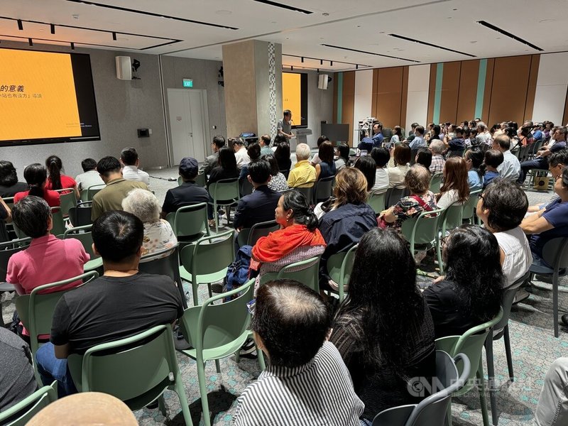 台灣作家劉克襄10日在新加坡出席作品「小站也有遠方」導讀活動,吸引許多民眾與會。中央社記者吳昇鴻新加坡攝 114年5月10日