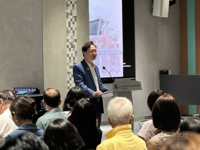 台灣作家劉克襄10日在新加坡出席作品「小站也有遠方」導讀活動,駐新加坡代表童振源與會。中央社記者吳昇鴻新加坡攝 114年5月10日