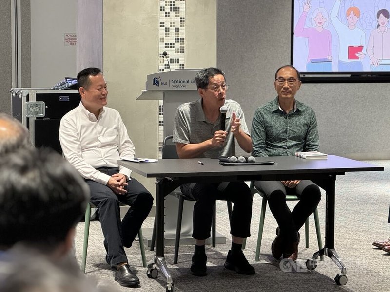 台灣作家劉克襄(中)10日在新加坡出席作品「小站也有遠方」導讀活動。中央社記者吳昇鴻新加坡攝 114年5月10日