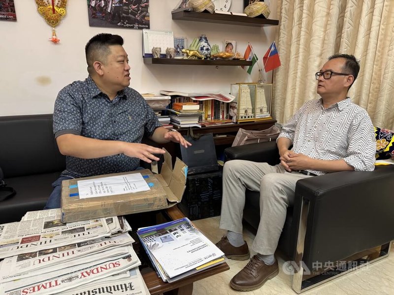 印度與巴基斯坦間的緊張持續,邊境的查摩已能感受到猛烈砲火,在當地教書的台灣老師孫立偉(左)搭車撤離,整整耗費13個小時,於今天凌晨平安抵達德里。中央社記者李晉緯新德里攝 114年5月10日