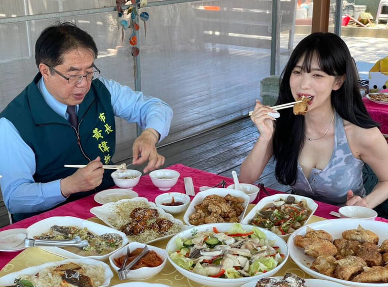 韓國女星尹到怡(右)樂於分享在台生活點滴,近日特別走訪台南市學甲區的生態養殖場,還與市長黃偉哲(左)一同品嚐新鮮台灣鯛料理。(台南市政府提供)中央社記者張榮祥台南傳真 114年5月10日