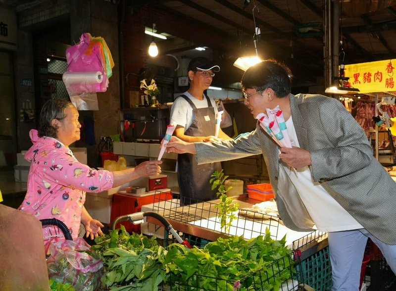 民眾黨主席黃國昌(右)10日前往新北市汐止區的傳統市場發放康乃馨,祝福民眾母親節快樂。(民眾黨中央黨部提供)中央社記者黃旭昇新北傳真 114年5月10日
