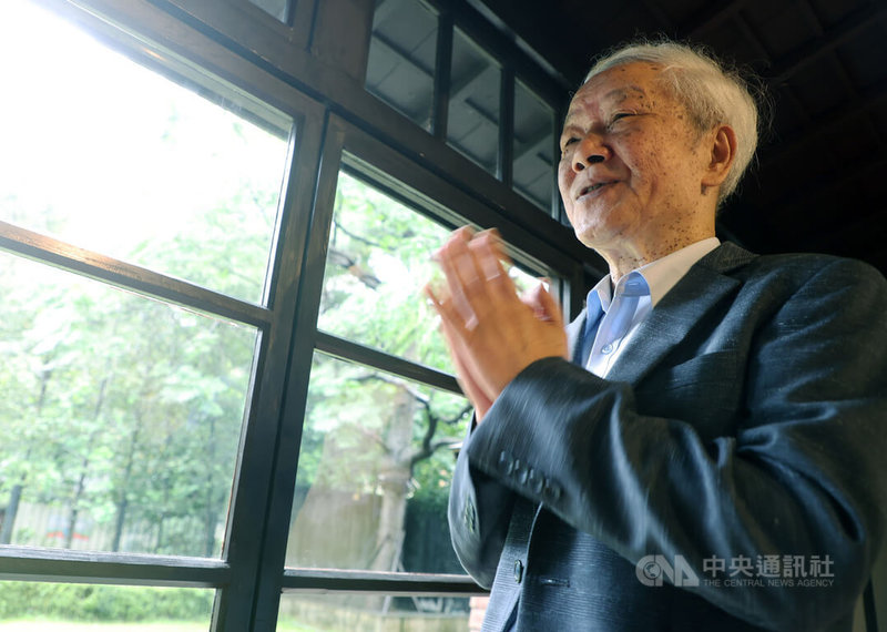 「景色:向陽詩歌百選」新書發表會10日在台灣文學基地悅讀館舉行,詩人向陽(圖)會中細數他所歷經狂飆年代的青春與熱血,以及寫詩過程力求創新的心路歷程。中央社記者郭日曉攝 114年5月10日