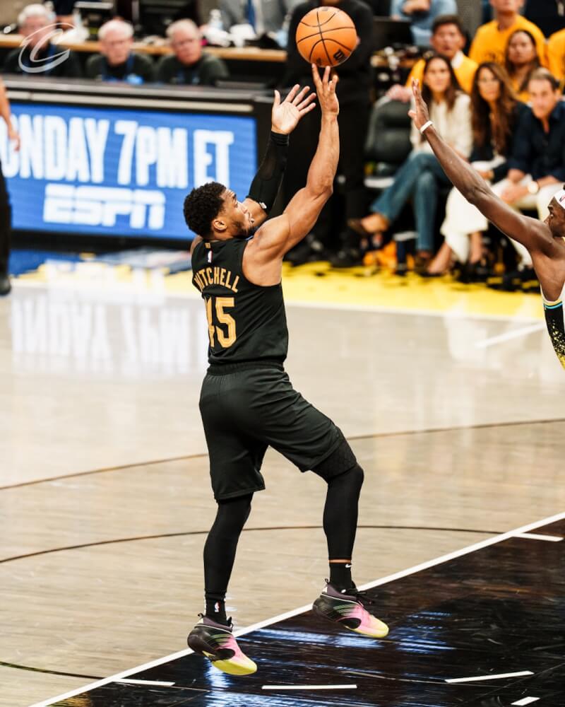 美國職籃NBA克里夫蘭騎士10日靠著球星密契爾(中)飆進全場最高43分,最後以126比104痛宰溜馬。(圖取自x.com/cavs)