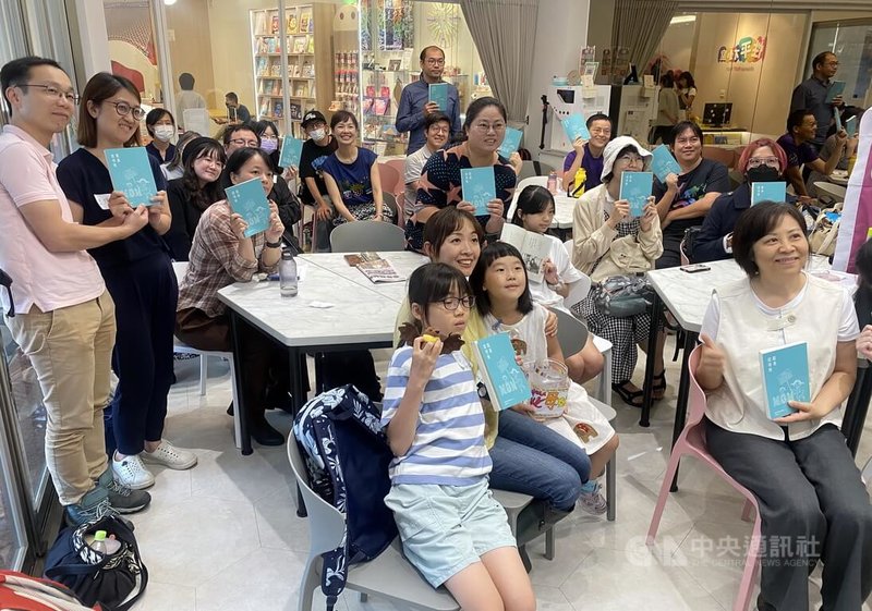 母親節將至,一群從母姓實踐者和倡議者組成「從母姓俱樂部」,成員們10日在新北市板橋區「性平不小室」舉行「子女姓氏修法18年慶祝分享會」,與會者合影留念。中央社記者黃旭昇新北市攝 114年5月10日