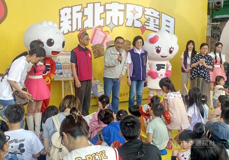 新北市政府10日下午舉辦「兒童安全嘉年華」，市長侯友宜（後中）也現身與孩童互動，並針對交通安全等進行有獎徵答，吸引許多小朋友搶答，氣氛熱絡。中央社記者黃旭昇新北市攝  114年5月10日