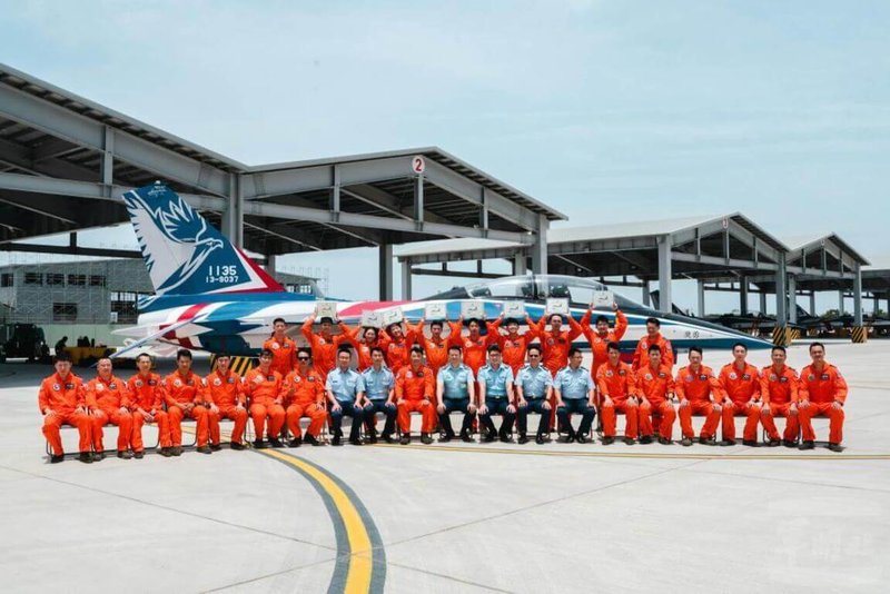 空軍飛行訓練指揮部9日舉行112－乙班單飛臂章暨證書頒授典禮，作為首批自T－34型機直接換裝勇鷹高教機的班隊，全體學員順利通過單飛測驗，凸顯新一代飛行員堅實的戰力與發展潛力。（軍聞社提供）中央社記者吳書緯傳真 114年5月10日