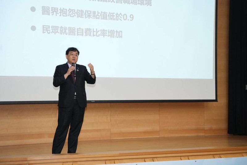 民眾黨政策會10日舉辦「健保總額支付制度之省思與展望」論壇,新光醫院行政副院長洪子仁指出,總額制度用20幾年,「看樣子也是有點過期」,並呼籲政府將健康視為投資,在預算中增加醫療保健支出。(民眾黨提供)中央社記者郭建伸傳真 114年5月10日