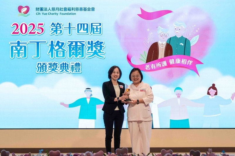 高醫小兒血液腫瘤科護理長謝淑娟(右)長期投身兒童癌症照護,致力減輕病童住院期間的壓力,榮獲第14屆慈月基金會「南丁格爾獎–績優奉獻獎」肯定。(高醫提供)中央社記者林巧璉傳真 114年5月10日