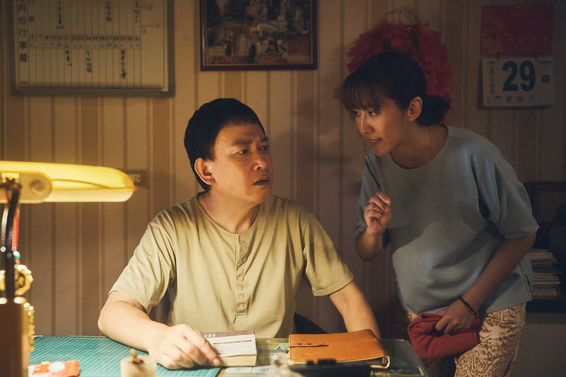 奇幻輕喜劇「成功路上」由導演吳建新執導,集結王識賢(左)等演員卡司,描繪市井小民在追求財富的過程中,領悟到親情、愛情與友情的價值,重新定義成功二字,前2集上線影音串流平台1週就躋身排行榜第2名。(公視台語台、華視提供)中央社記者邱祖胤傳真 114年5月10日