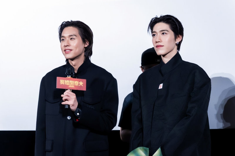 人氣泰星Billkin（左）、PP Krit（右）主演電影「冥婚鬧泰大」，親自訪台為片宣傳，9日前進戲院會粉絲，和影迷面對面互動。（金盞花大影業提供）中央社記者洪素津傳真  114年5月10日