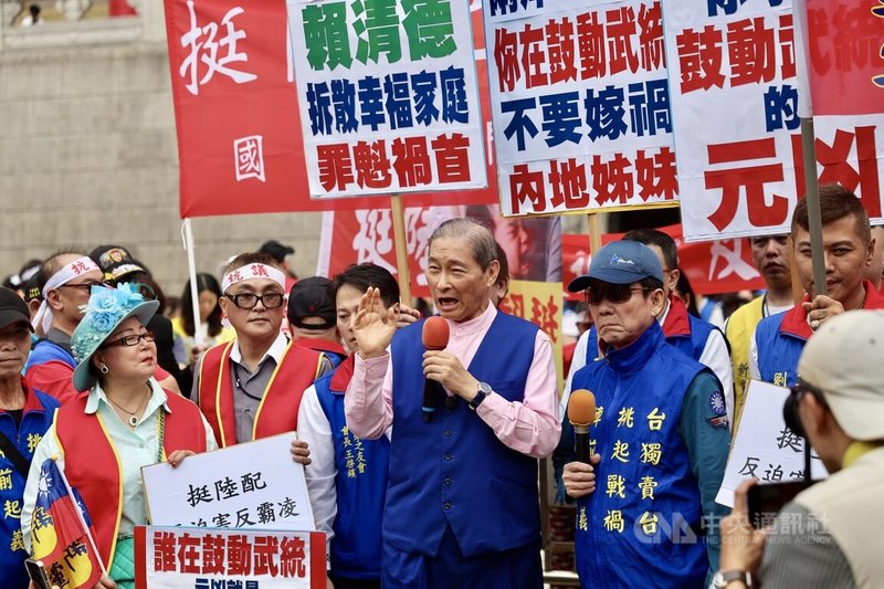 統促黨總裁「白狼」張安樂(前中)10日下午在台北出席「挺陸配、反迫害」大遊行,發言聲援陸配。中央社記者王飛華攝 114年5月10日
