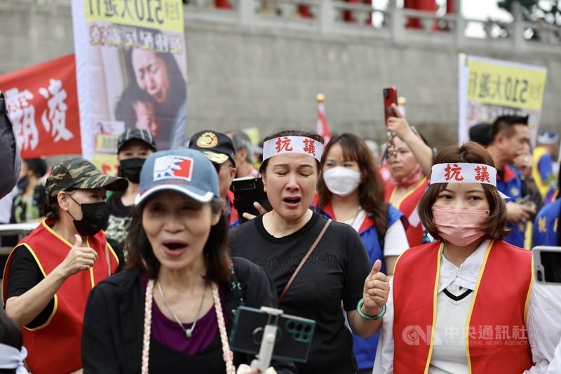 更生黨、新黨發起「挺陸配、反迫害」大遊行10日在台北登場,號召民眾、團體上街頭表訴求,有參加遊行的陸配在自述處境後一度激動落淚。中央社記者王飛華攝 114年5月10日