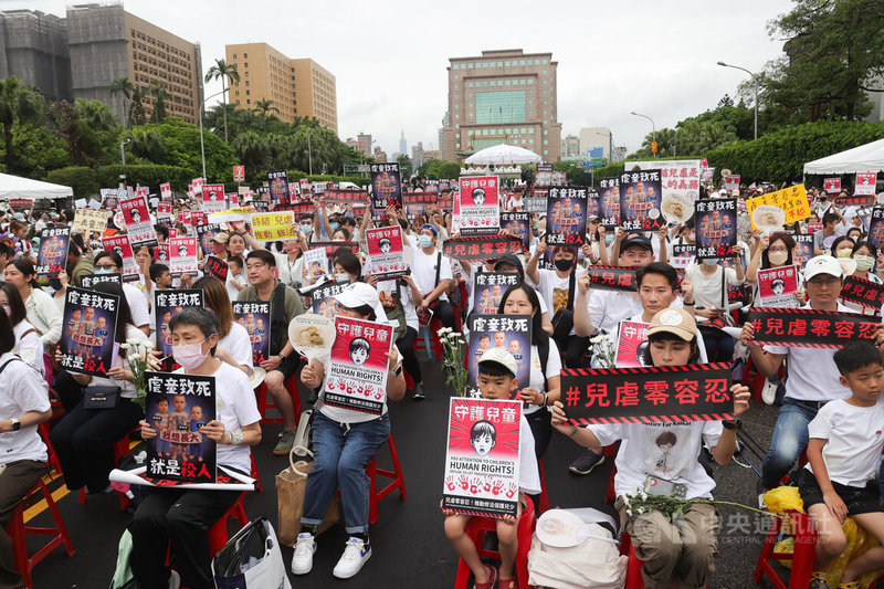 「終結兒虐.陪你長大」護兒集會行動10日下午在凱達格蘭大道舉行,吸引大批民眾參與,與會者紛紛高舉標語,表達兒虐零容忍訴求。中央社記者謝佳璋攝 114年5月10日