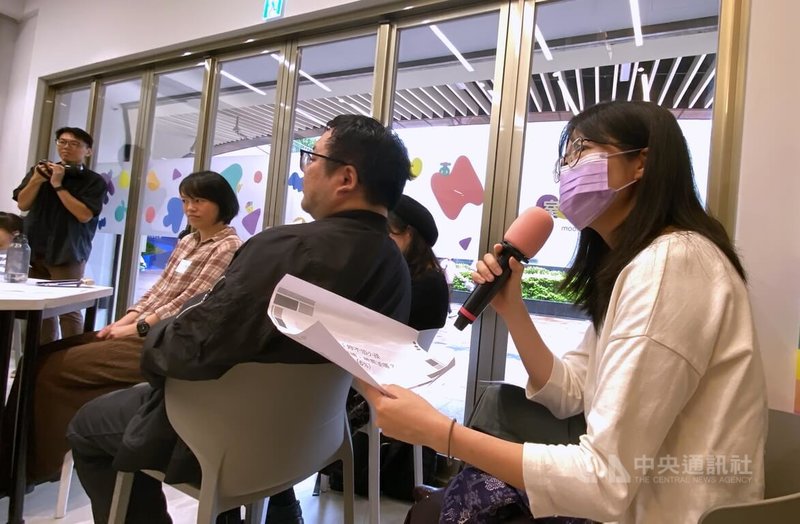 民團「從母姓俱樂部」10日在新北市板橋區性平不小室舉辦子女姓氏修法18年慶祝分享會,邀請從母姓家庭的親子現身分享,並公布從母姓家庭常見問題,現場回應一般民眾的疑惑。中央社記者黃旭昇新北市攝 114年5月10日