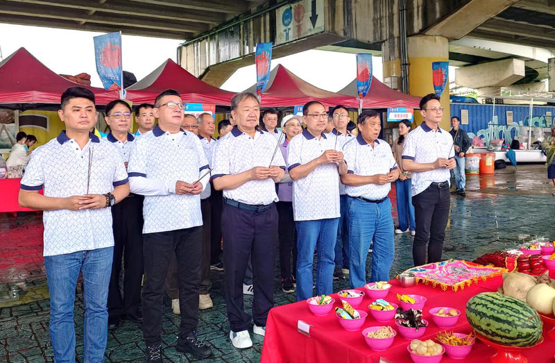 第15屆新北市議長盃龍舟錦標賽,將於31日登場,議長蔣根煌(前左3)與市長侯友宜(前左4)、副市長陳鴻源(前左2)10日在微風運河廣場,舉行祭江點睛祈福儀式。(新北市議會提供)中央社記者黃旭昇新北傳真 114年5月10日