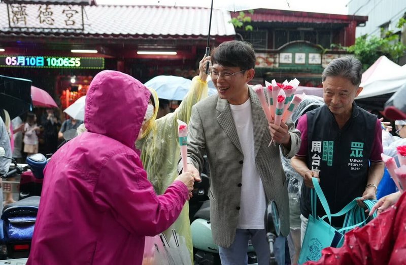 慶祝母親節,民眾黨主席黃國昌(前右2)10日至新北市汐止區中正市場、汐止濟德宮前廣場發放康乃馨。(民眾黨中央黨部提供)中央社記者黃旭昇新北傳真 114年5月10日