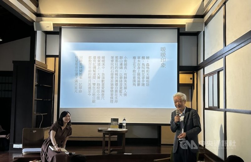 二十張出版社10日在台北舉行「景色:向陽詩歌百選」新書發表會,由作者向陽(右)與學者李蘋芬(左)對談交流。中央社記者邱祖胤攝 114年5月10日
