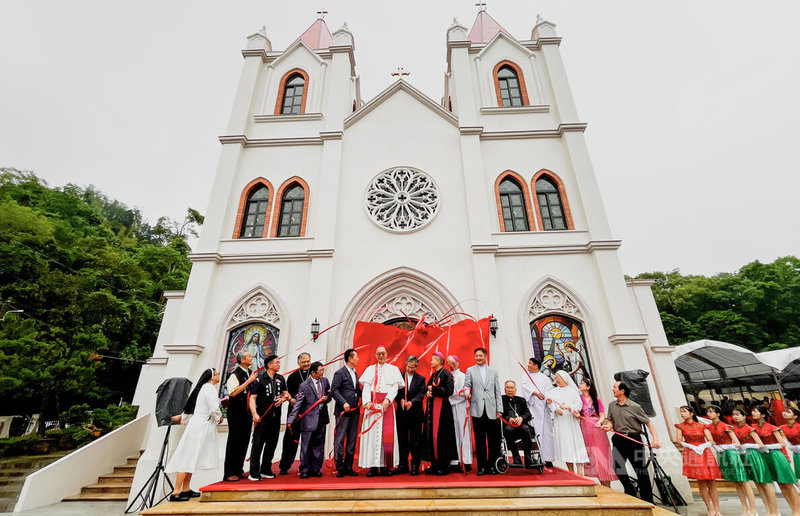 天主教嘉義教區梅山哥德式建築教堂拉皮修繕完成,10日舉辦啟用典禮,嘉義教區主教浦英雄(左7)、縣長翁章梁(左6)等人一同揭幕。中央社記者蔡智明攝 114年5月10日