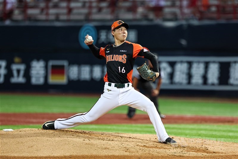 中職統一7-ELEVEn獅隊33歲投手郭俊麟(圖)預計11日回到一軍先發,將在花蓮棒球場對上富邦悍將隊,為本季首場一軍登板。(中央社檔案照片)