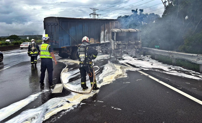 國道3號北上龍井路段10日下午近1時發生聯結車起火事件,警方表示,火勢在半小時後撲滅,駕駛擦挫傷送醫,現場占用外側及爬坡車道,目前拖吊排除中。(民眾提供)中央社記者郝雪卿傳真 114年5月10日