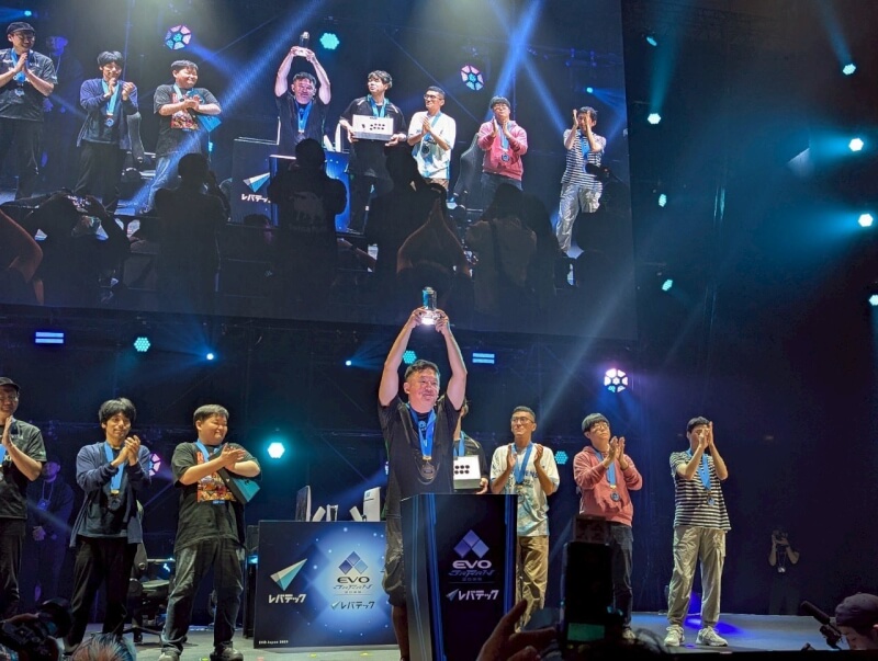 台灣電競名將手林家弘(ET,中)10日在EVO Japan「格鬥天王XV」擊敗日本選手mok,以全勝之姿完成衛冕。(圖取自x.com/evojapan_info)