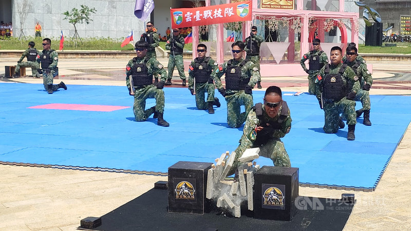 馬祖防衛指揮部歡慶60週年隊慶,10日舉辦馬防部與地方民俗社團表演,「雲台戰技隊」現場帶來空手碎大石,展現平日操演成果,贏得如雷掌聲。中央社記者潘欣彤攝 114年5月10日