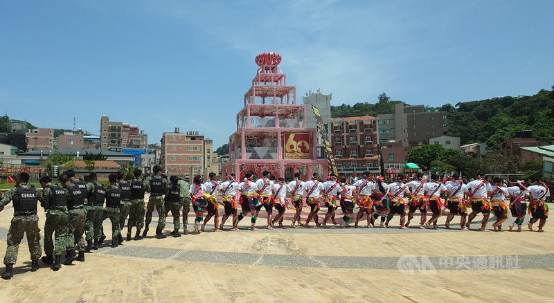「馬傳舞團」是由馬祖防衛指揮部中原住民籍官兵組成,在馬祖防衛指揮部10日舉辦「馬防部與地方民俗社團表演」,表演馬祖難得一見的原住民傳統舞蹈,並邀請在場觀賞的官兵同歡。中央社記者潘欣彤攝 114年5月10日