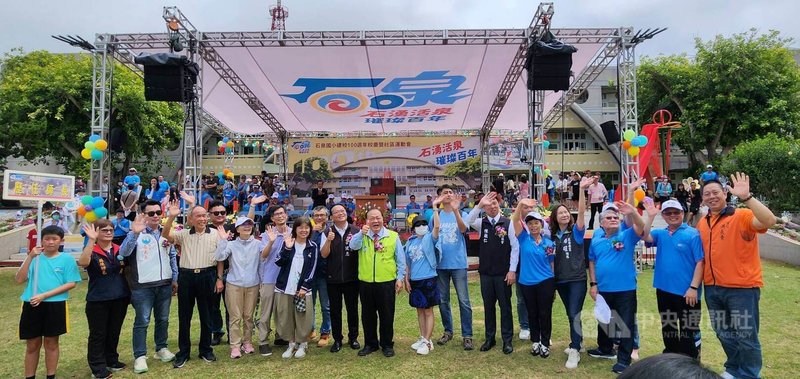 馬公石泉國小10日舉行建校百年校慶暨運動會,澎湖縣長陳光復(中)到場祝賀。中央社 114年5月10日